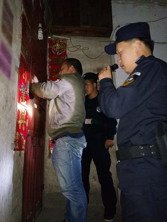 青海粗心妈妈误将幼女锁家中 民警全城寻开锁师傅开门